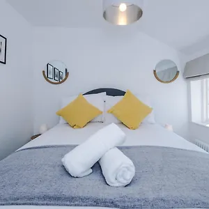 Stylish With Canal Views Holiday home